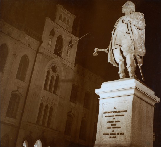 Engelbrekt Engelbrektsson, rautaruukinomistaja, joka nosti Ruotsin Erikin vouteja vastaan 1434 (patsas: C. G. Qvarnström, 1865; valokuva public domain).