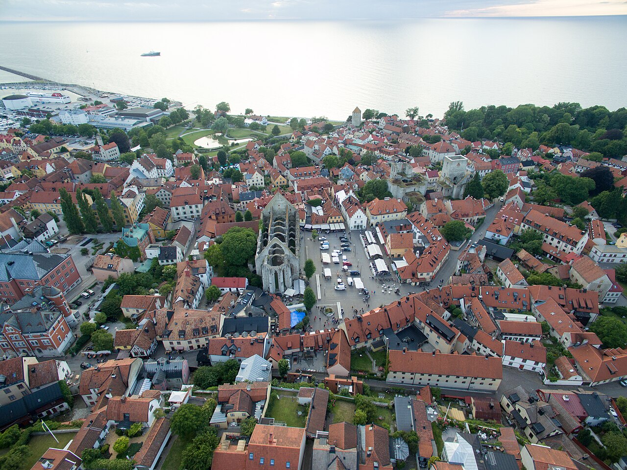 Visby ilmasta: muurattu keskiaikainen kaupunki, kirkonrauniot ja Almedalen — liettynyt keskiaikainen satama, nykyään puisto (kuva: CucombreLibre, CC BY 2.0).