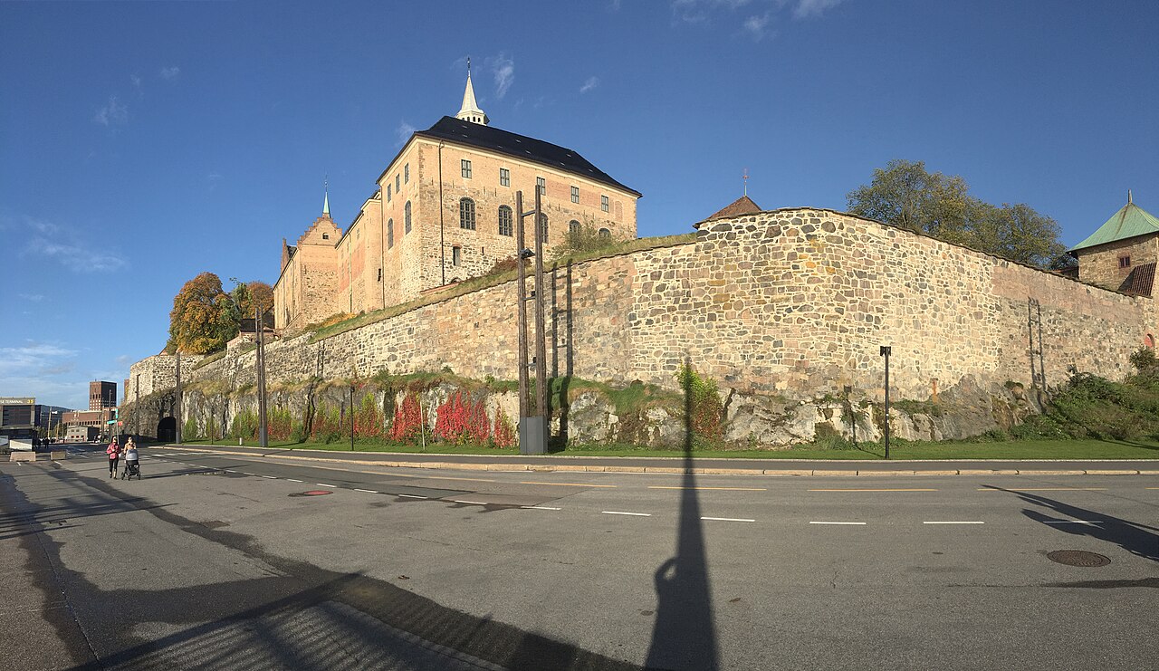 Keskiaikaiset muurit kalliolla — Haakon V:n vartija sataman suulla, jota yksikään armeija ei koskaan vallannut väkisin.