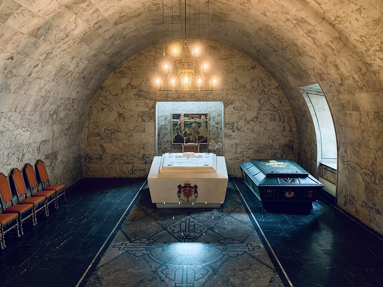 Kuninkaallinen mausoleumi, syvällä kalliossa: Haakon VII valkoisessa marmorissa, muutaman askeleen päässä Haakon V:stä.