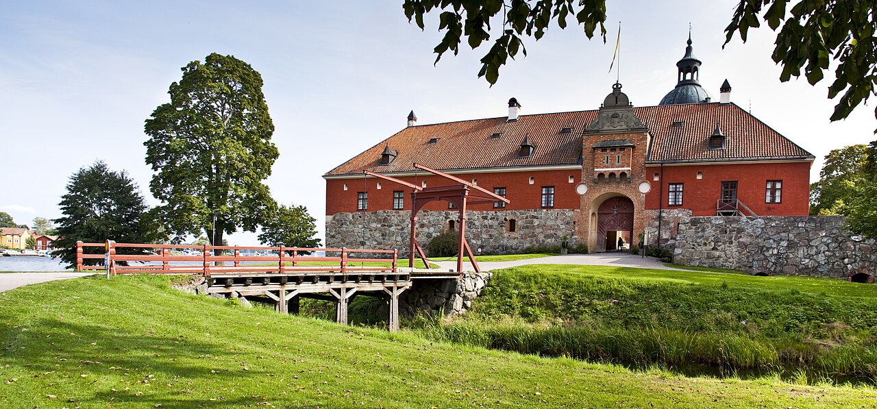 Gripsholm tänään — linna, jonka Bo Jonsson Grip perusti ja jolle antoi nimensä, jonka Kustaa Vaasa pystytti komeammin punatiilestä puolitoista vuosisataa myöhemmin.