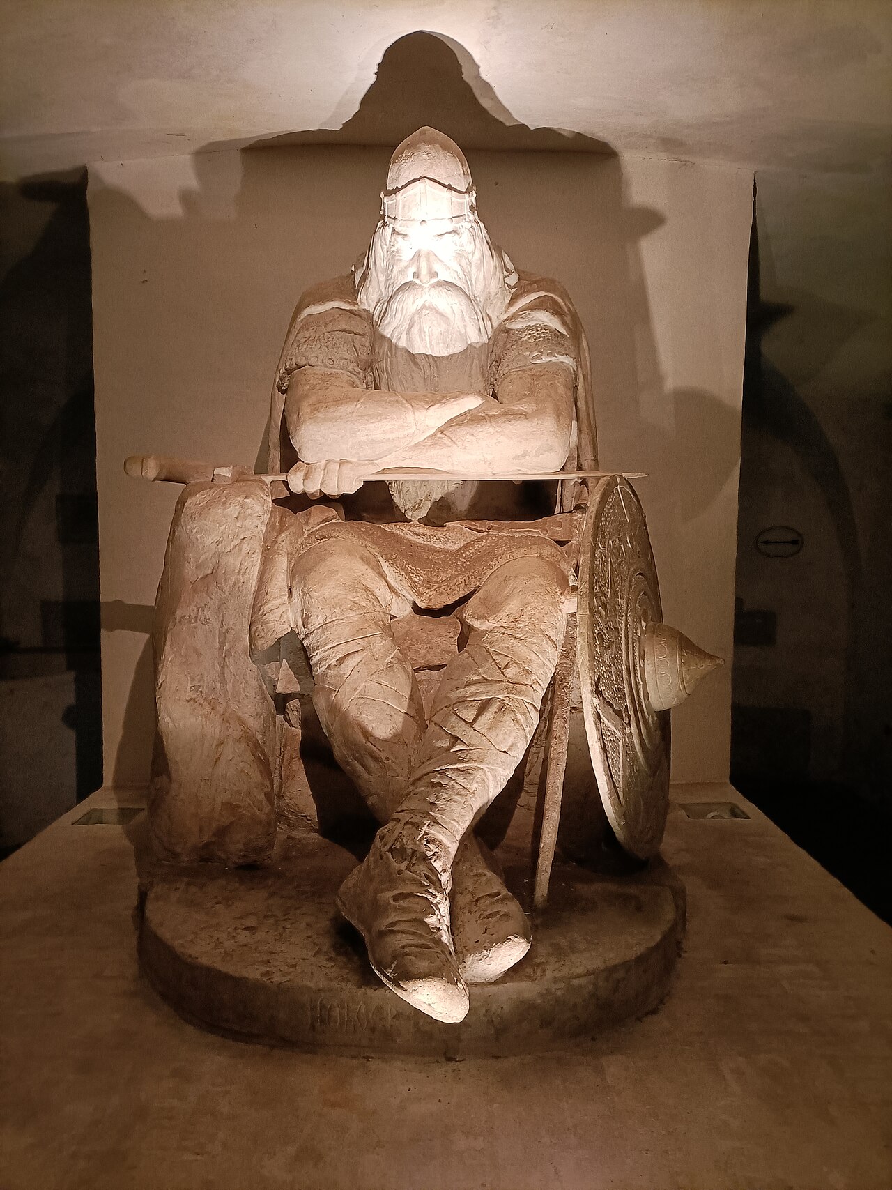 Holger Danske nukkumassa kasemateissa — vuoden 1907 patsas keskiaikaisesta tarusta, betonissa odottamassa päivää, jona Tanska tarvitsee häntä.