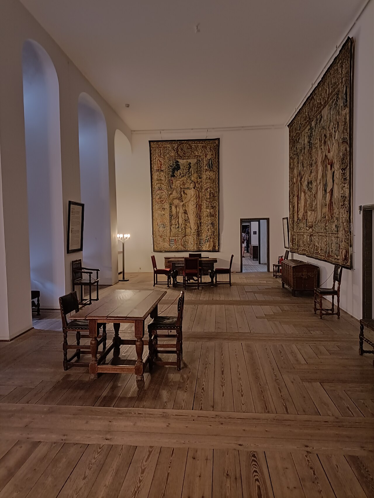 Jälleenrakennetun linnan sisällä — pitkät salit, jotka Christian IV palautti vuoden 1629 palon jälkeen, jälleen seinävaattein verhottuina.