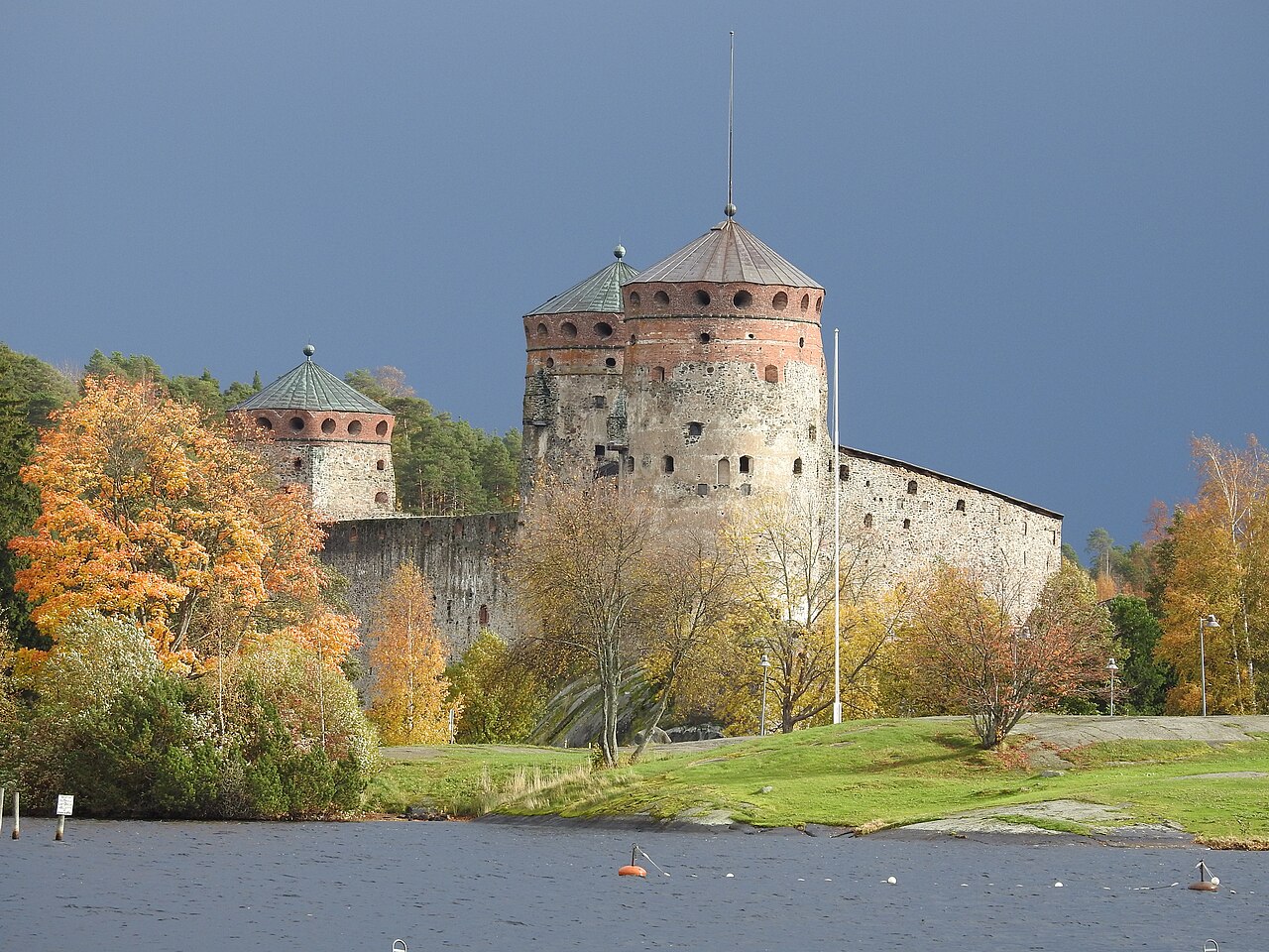 The thick round towers, built to mount and withstand cannon — advanced gun-fortification for the 1480s North (photo: Koothe, CC BY-SA 4.0).