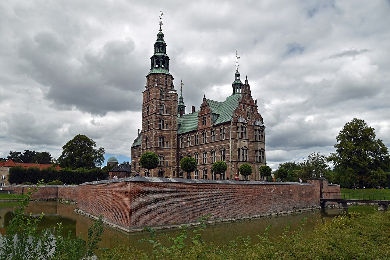 Rosenborgin linna Kööpenhaminassa, Christian IV:n huvilinna ja aarrekammio — yksi monista hänen pystyttämistään (valokuva: Thomas Dahlstrøm Nielsen).