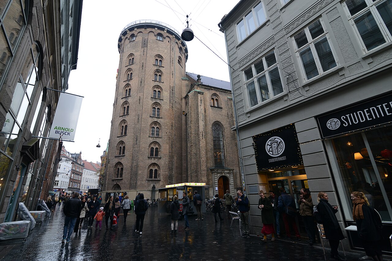 Rundetårn, Christian IV:n tähtitorni Kööpenhaminassa — sisällä kierreramppi, joka on tarpeeksi leveä ratsastettavaksi (valokuva: Jorge Láscar).