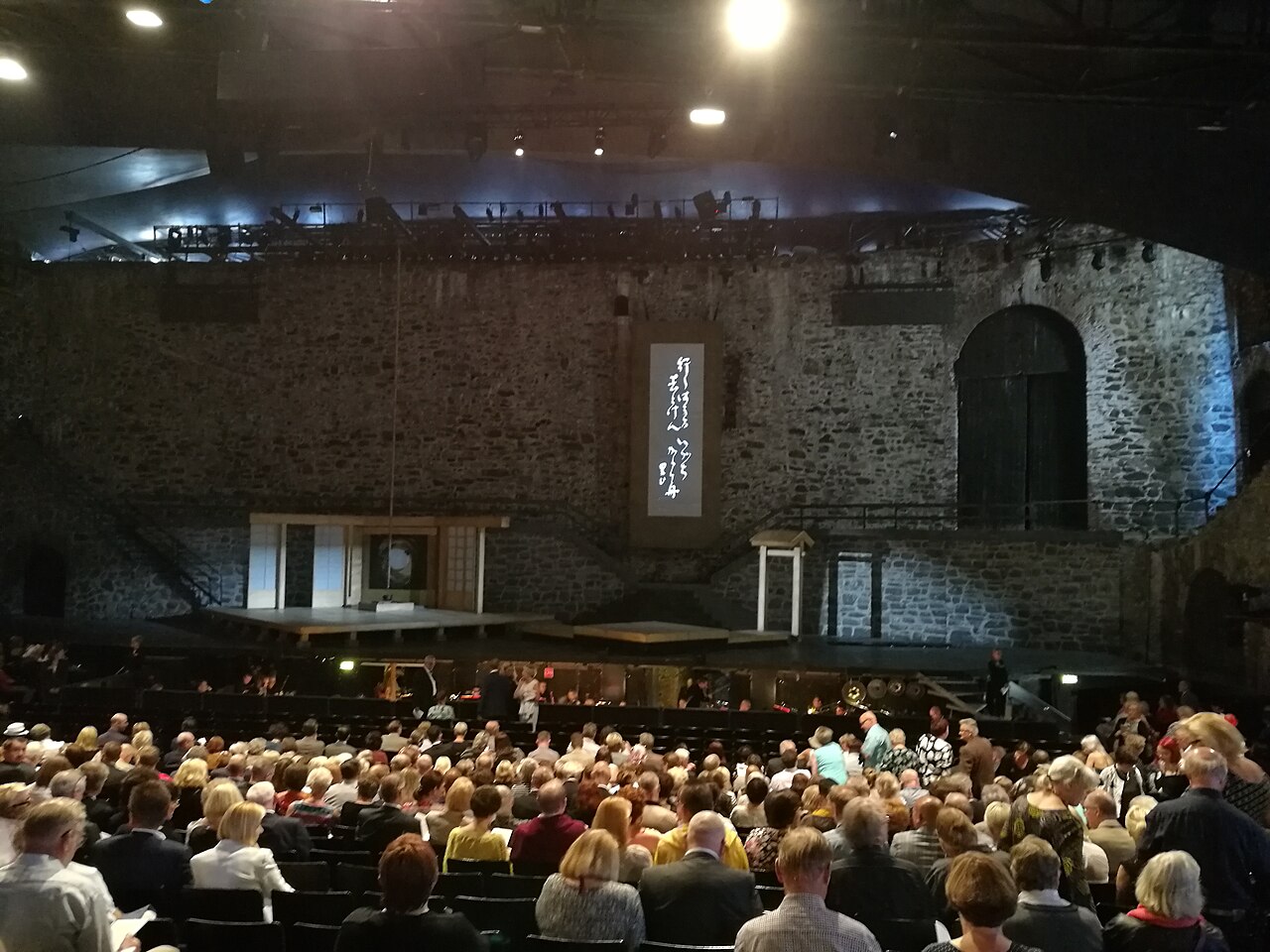 The Savonlinna Opera Festival in the castle courtyard — Madame Butterfly, 2018. The fortress that kept armies out now fills with an audience every summer (photo: Sino Yu, CC BY-SA 4.0).