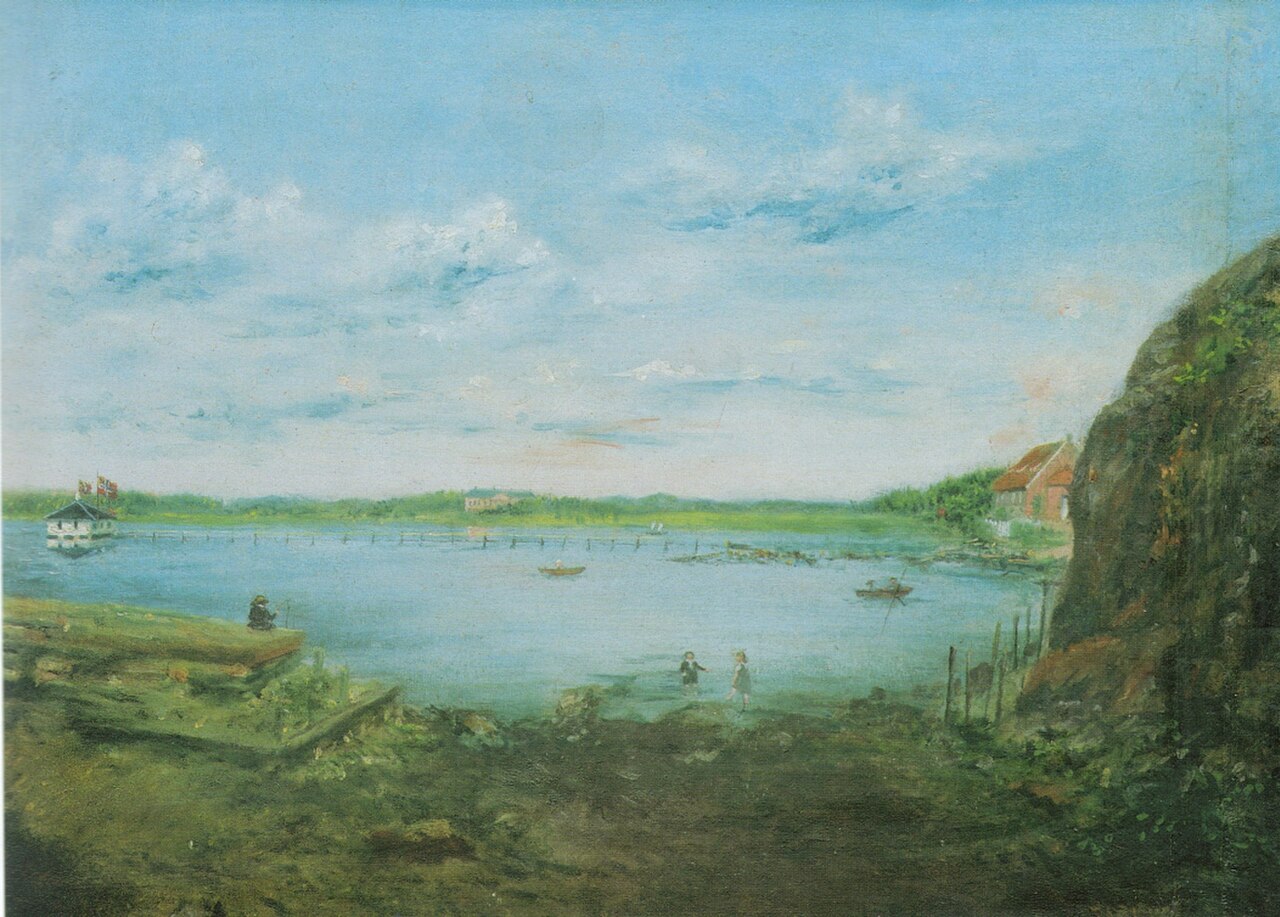 Mathias Stoltenberg, 'Näkymä Nordbyenistä Jarlsbergiin päin' (1800-luku): kuningaskallio oikealla, talo sen juurella. Ihmiset ovat seisoneet täällä ja katsoneet vuonolle hyvin pitkän aikaa.