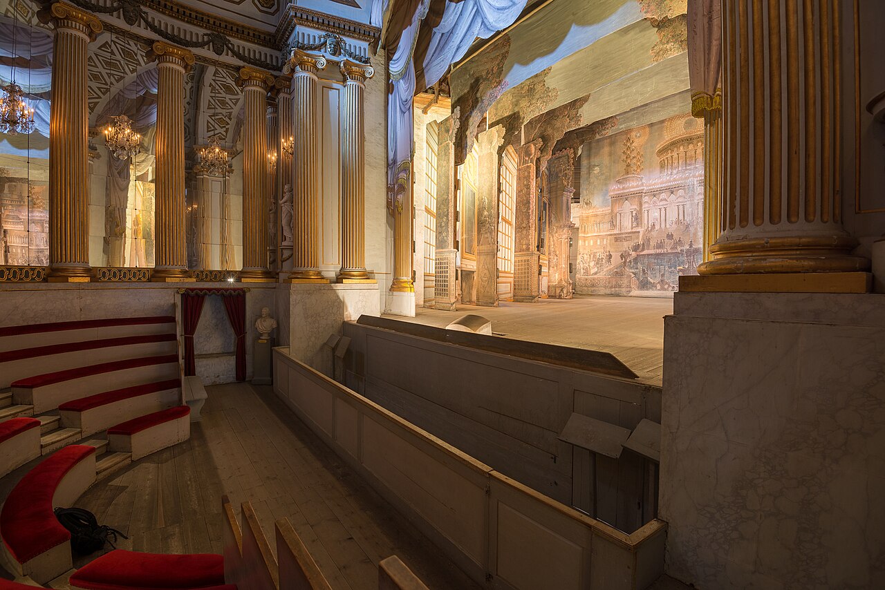 Kustaa III:n teatteri, rakennettu yhteen Gripsholmin pyöreistä puolustustorneista vuonna 1781 — intiimi jalokivirasia kuudellekymmenelle. Torni, joka pystytettiin torjumaan tykkejä, esittää nyt näytelmiä.