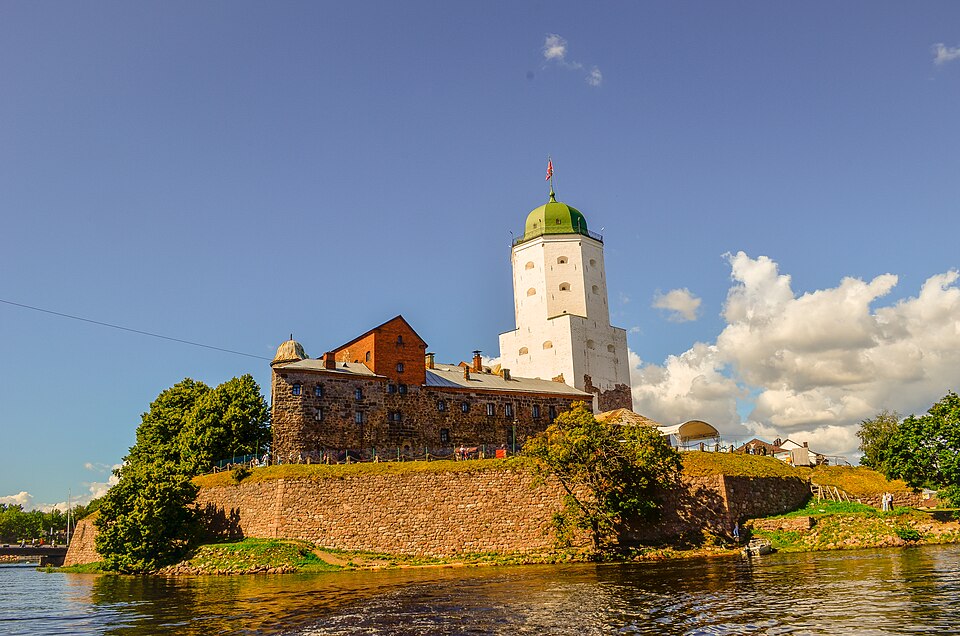 Turku (Åbo) ja Viipuri (Vyborg) — kaksi niistä tusinasta linnasta, jotka siirtyivät hänen käsiinsä kruunun velkojen langetessa.