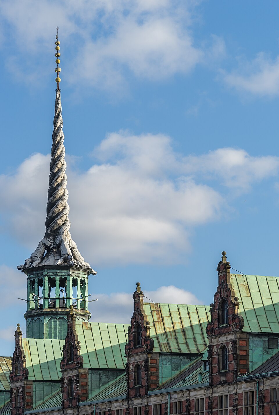Børsenin lohikäärmeenhäntä-torninhuippu — neljä hännän kärkeä kierrettynä yhteen, ehkä tunnetuin Christian IV:n Kööpenhaminan silueteista.