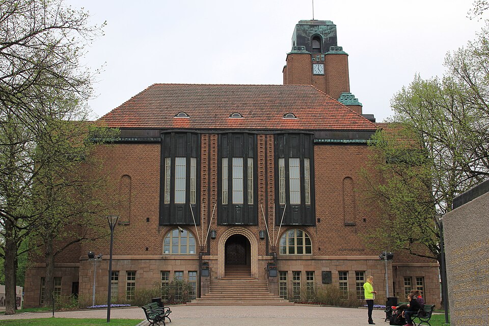 Lahden kaupungintalo, kauppatori ja Mariankadun seremonia-akseli