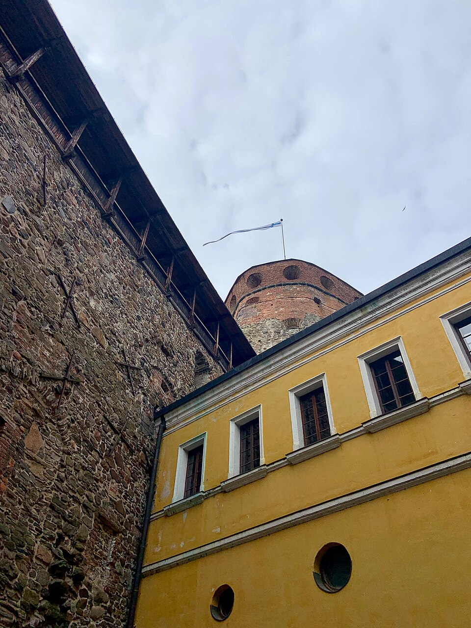 The inner courtyard — restored between 1961 and 1975, and every summer the stage of the Savonlinna Opera Festival (photo: Tulipasylvestris, CC BY-SA 4.0).