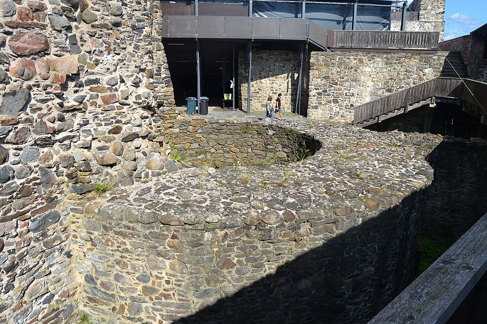 The remains of St Erik's tower, cut down after the Russian capture of 1714 — the first time in 240 years the castle fell (photo: Antti Leppänen, CC BY 4.0).