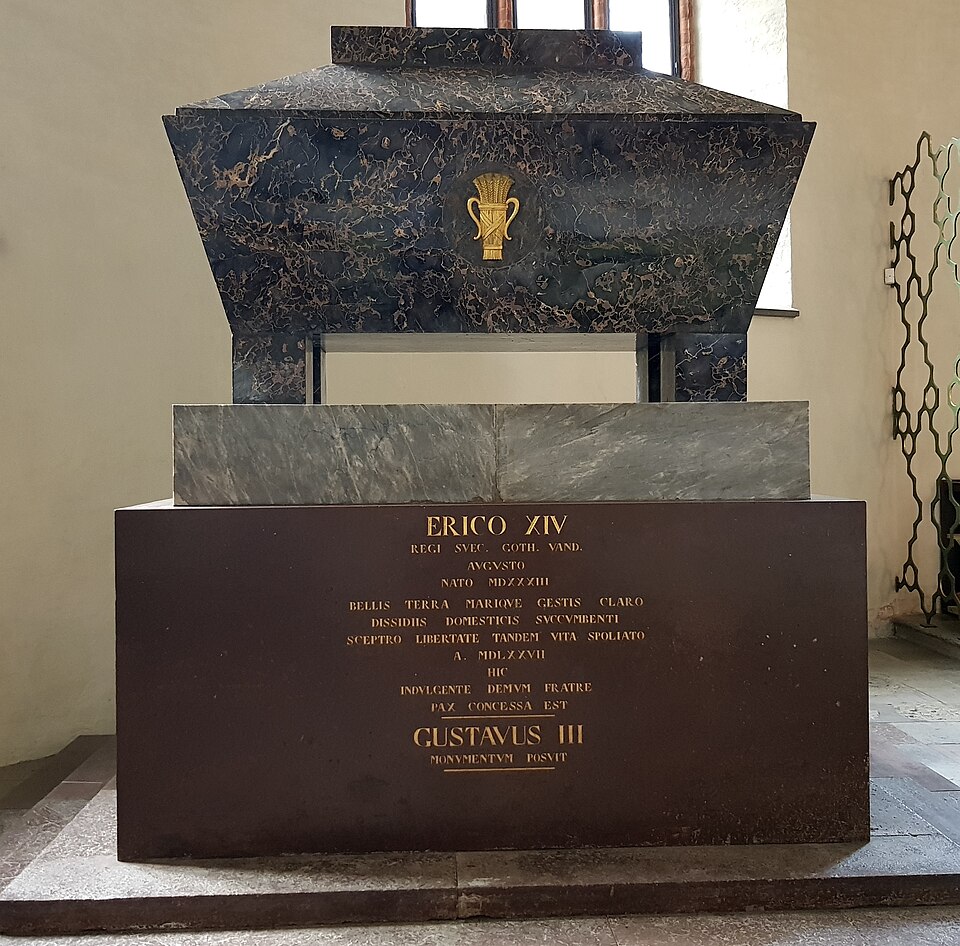 Eerik XIV:n mustamarmorinen hauta Västeråsin tuomiokirkossa. Kun se avattiin 1958, hänen jäännöksensä olivat raskaat arsenikista.