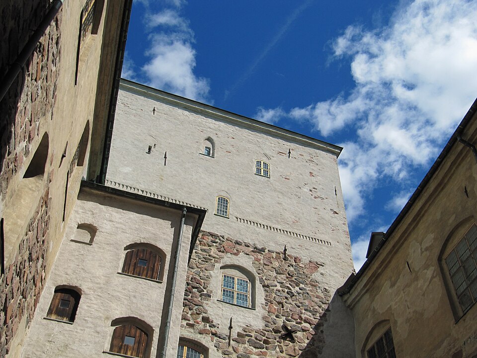 Turku (Åbo) ja Viipuri (Vyborg) — kaksi niistä tusinasta linnasta, jotka siirtyivät hänen käsiinsä kruunun velkojen langetessa.