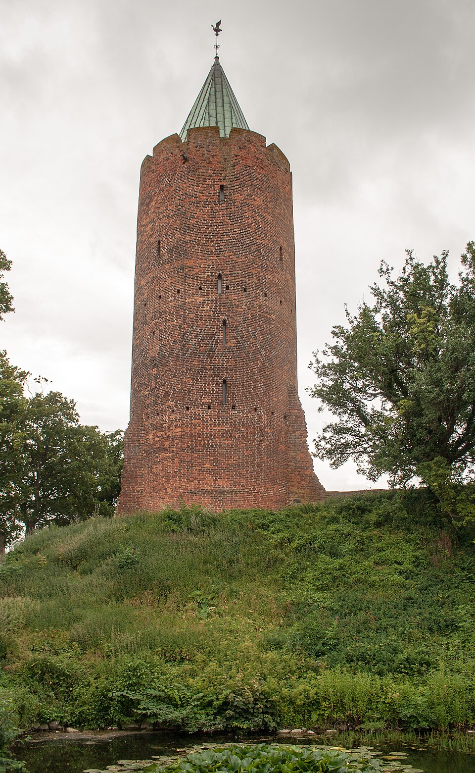 Hanhitorni (Gåsetårnet) Vordingborgissa, ainoa säilynyt torni Valdemarin suurimmasta linnasta ja vuodesta 1808 Tanskan ensimmäinen suojeltu muinaismuisto. Kullattu hanhi on paljon myöhempi lisä — ja tarina sen takana, kuninkaasta, joka pilkkasi seitsemääkymmentäseitsemää hansakaupunkia, on tarua (kuva: Szilas, CC0).
