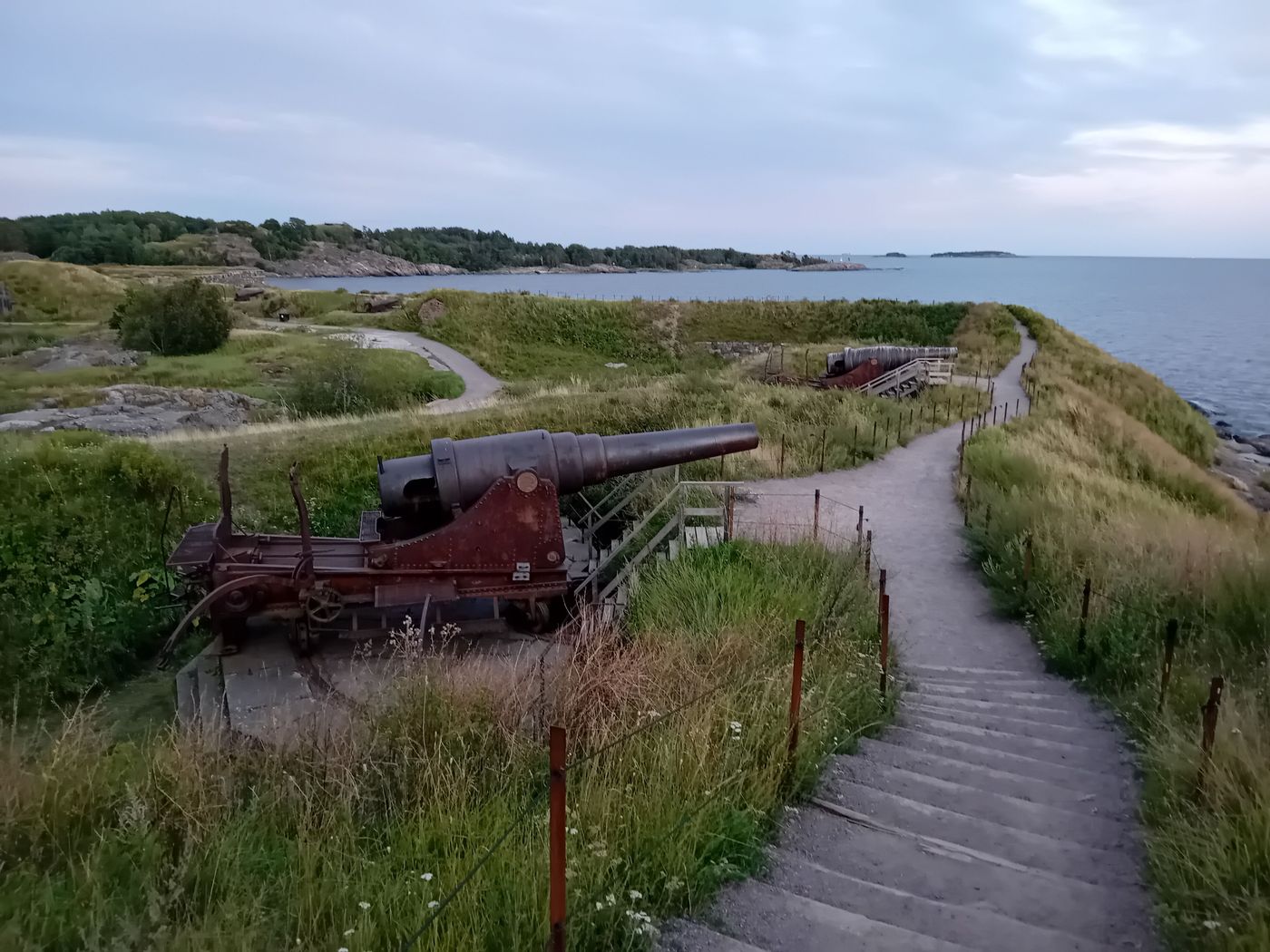 En av de stora kustkanonerna. Stor nog att krypa in i.
