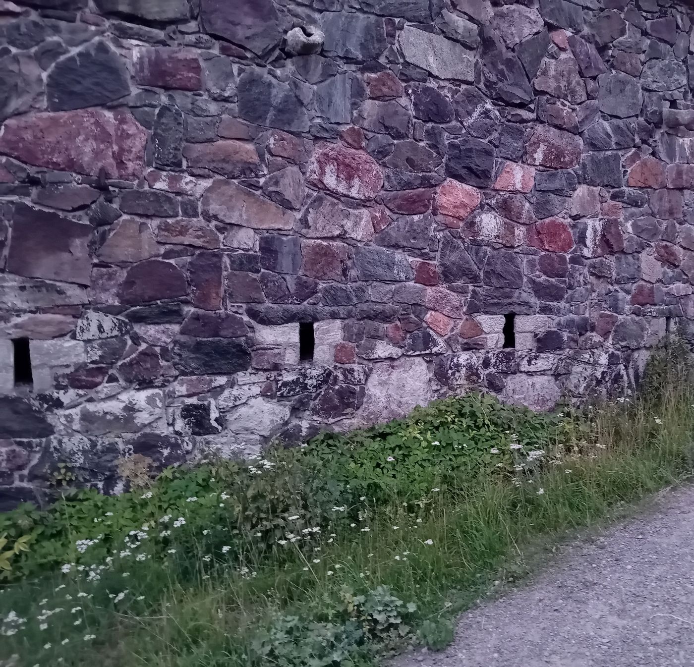 Skottgluggar mot gården: en sista försvarslinje för en närstrid som aldrig kom.